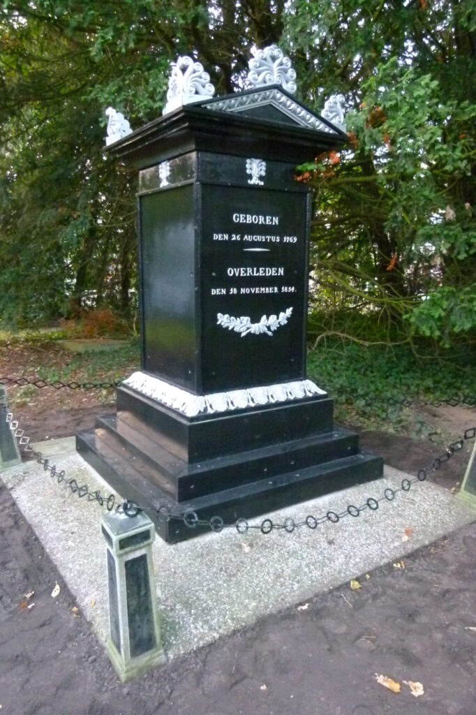 gerestaureerd grafmonument